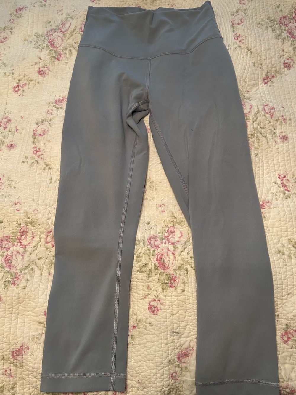 Lululemon Size 6 Leggings in Slate Gray/Light Blue